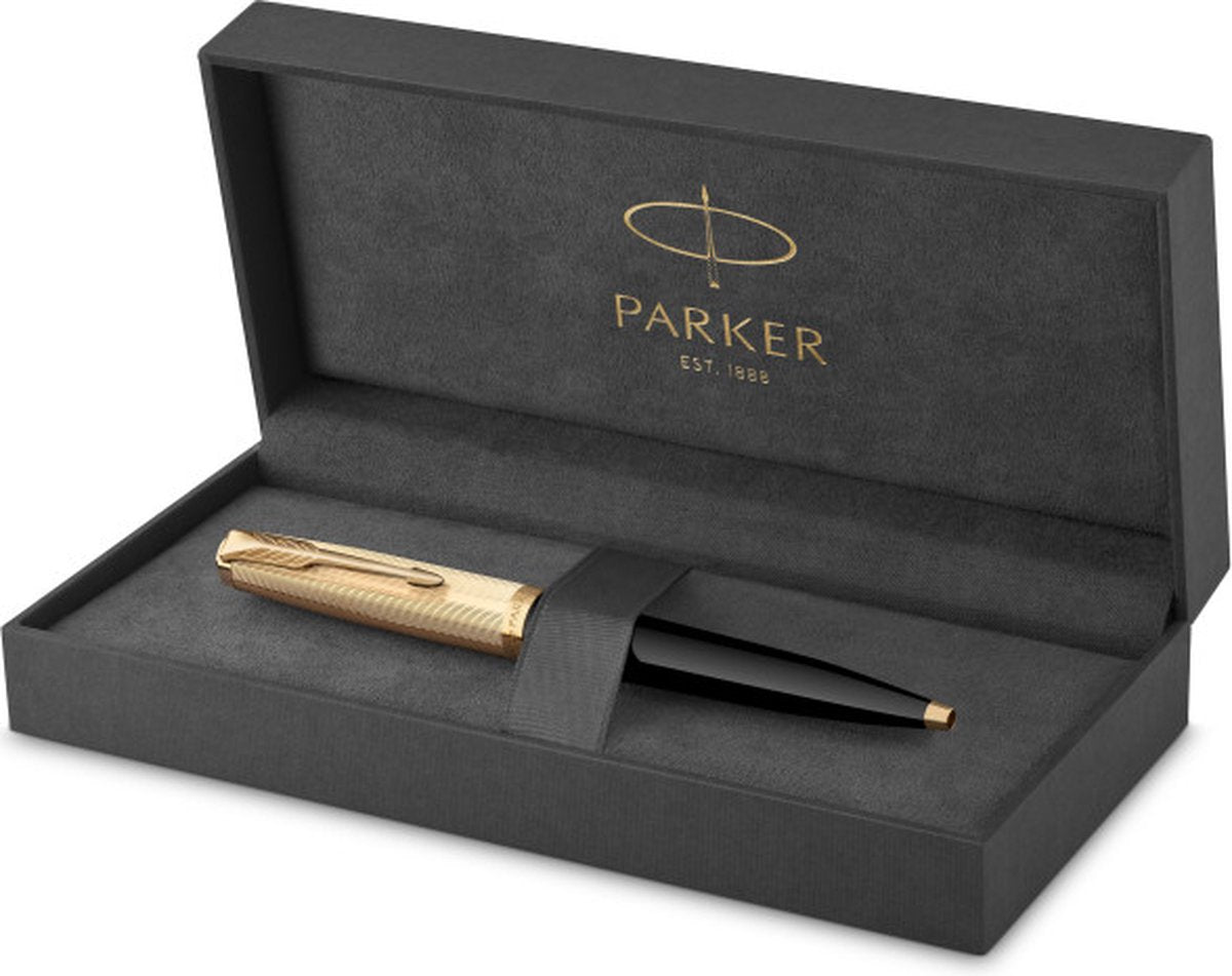 Parker 51-balpen | luxe zwarte behuizing met goudkleurige afwerking | medium 18-karaats punt met zwarte inktvulling | cadeauverpakking