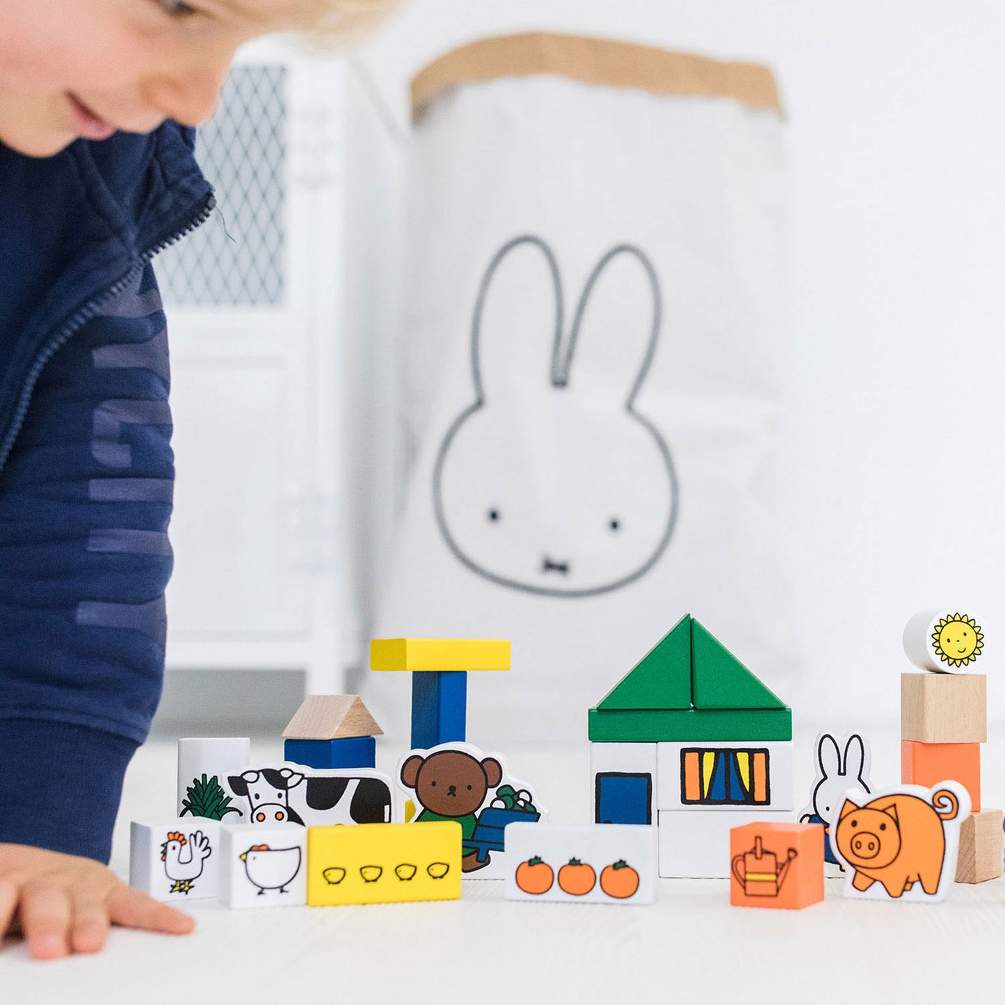 Bambolino nijntje houten blokken boerderij - 28 delig peuter speelset met boerderijdieren, bouwblokken - educatief speelgoed cadeau tip - vanaf 2 jaar - toys