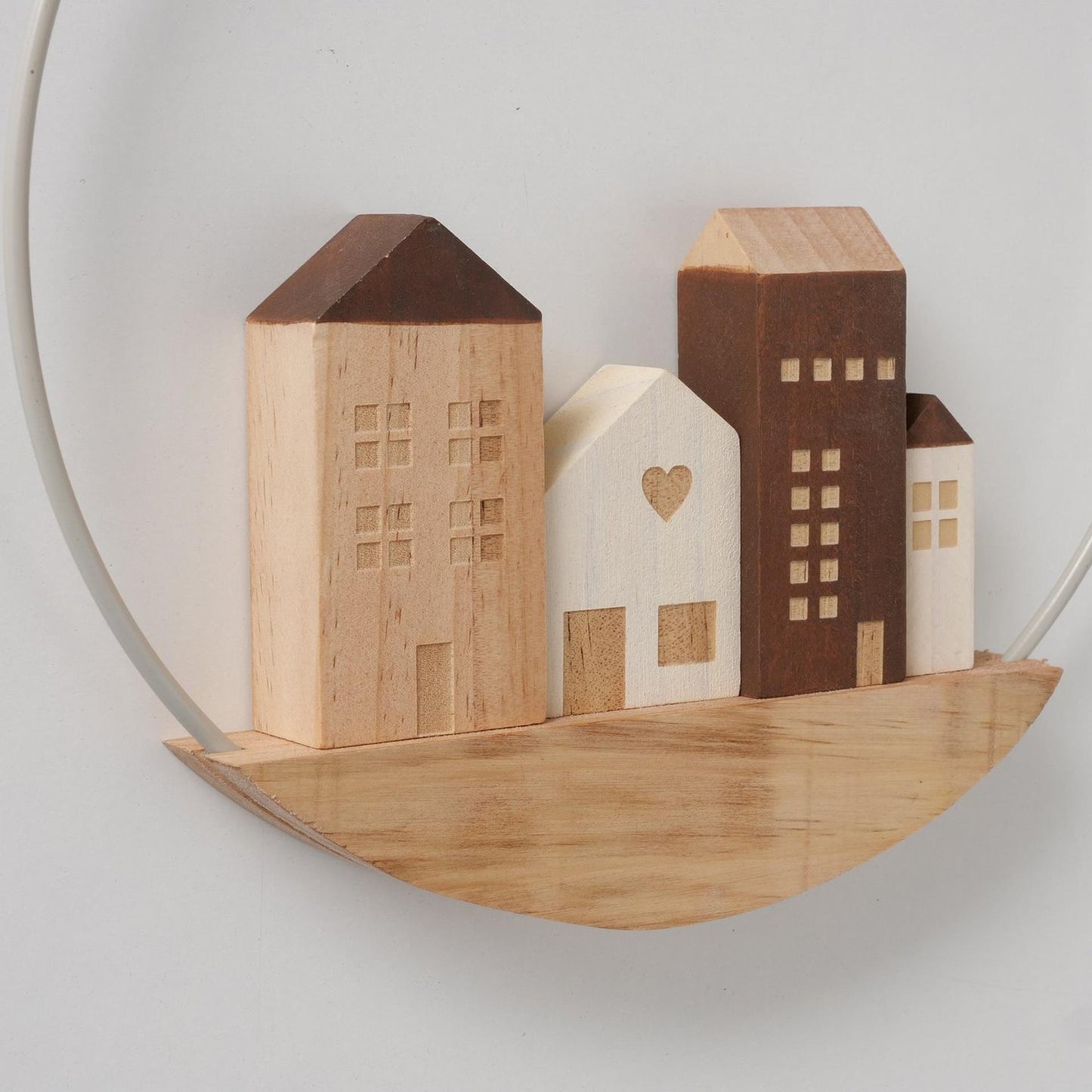 Boltze home decoratieve hanger oscar met houten huisjes in metalen ring dia 25cm