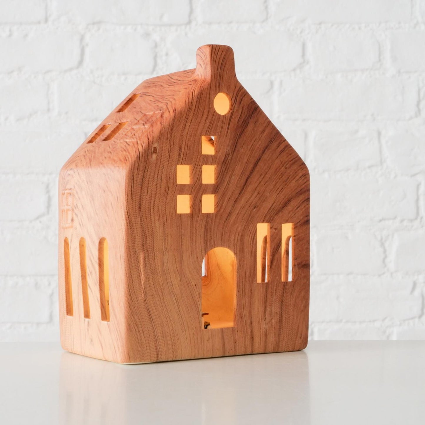 Boltze home deco huisje hygga porselein met led h14cm (exclusief 3x lr44 batterij)