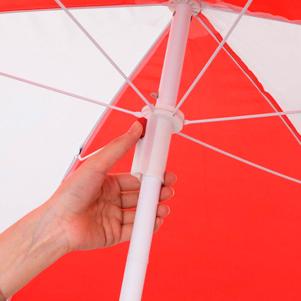 Zand- en waterspeelplaats met parasol