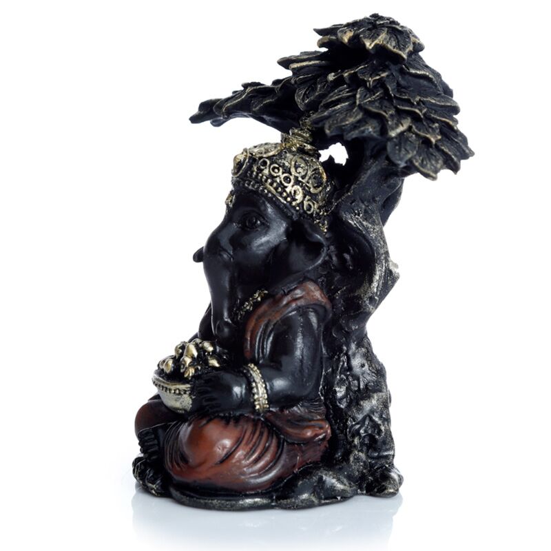 Zwart goud ganesh zittend onder boom