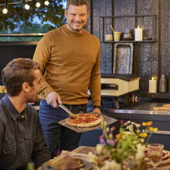 Cozze Pizzaschep met gaatjes Aluminium 66 cm zilver zwart