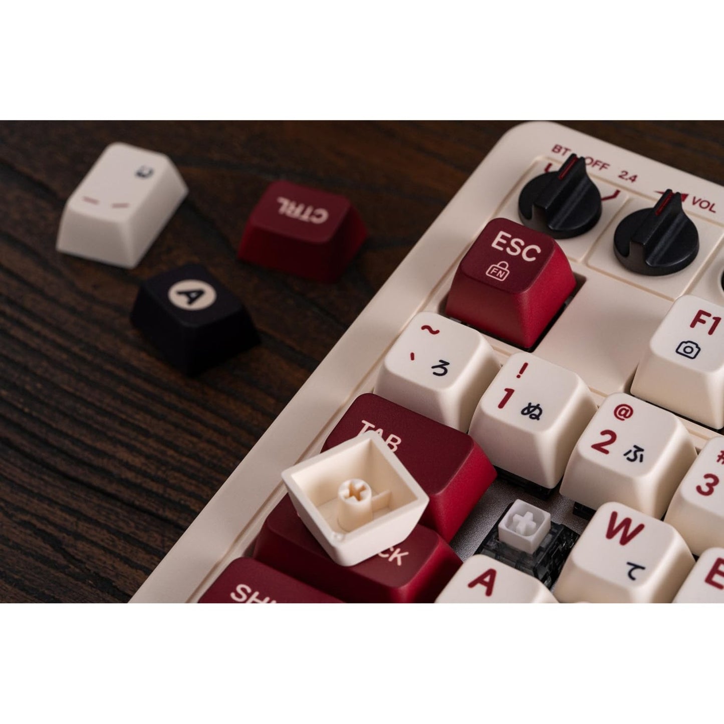 8bitdo retro mechanical keyboard fami edition, gaming toetsenbord (beige rood, us lay-out, kailh box white, bluetooth low energy, wireless 2.4g, usb)