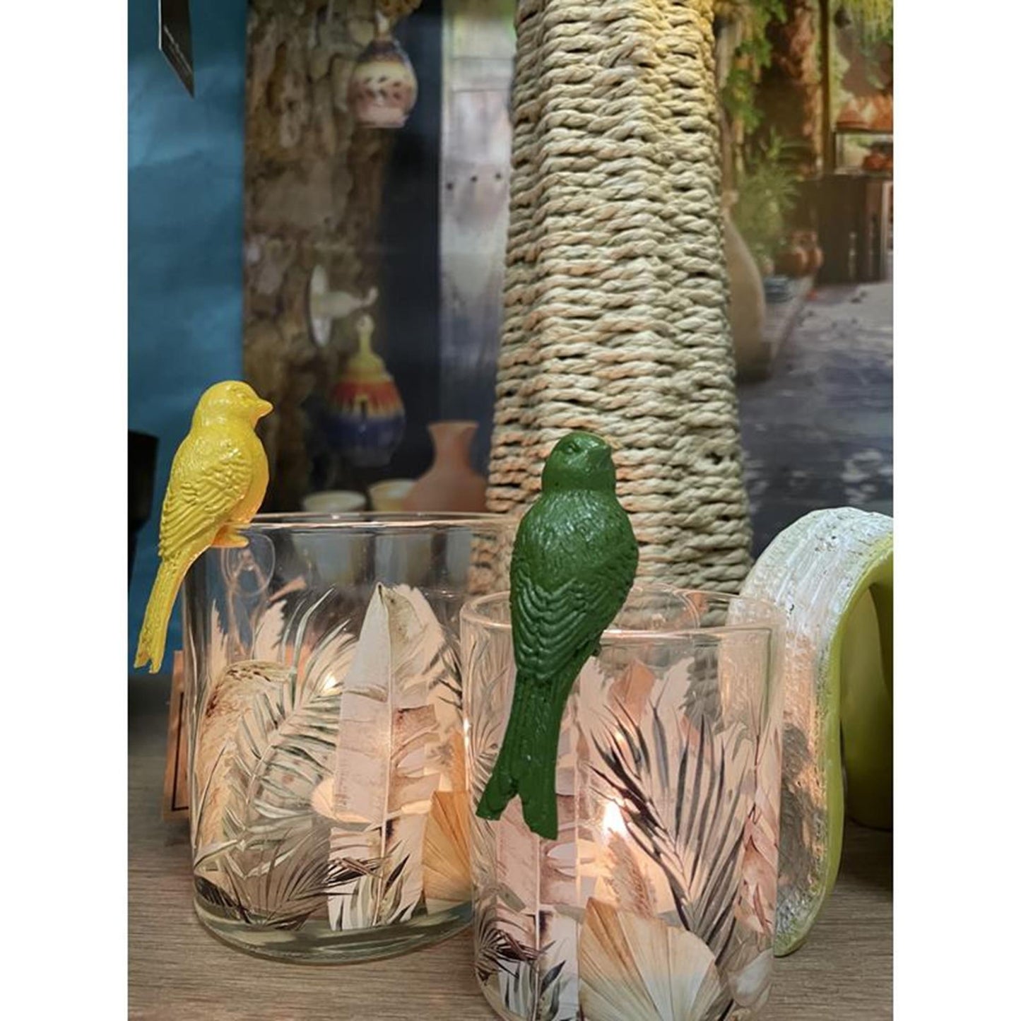 Cosydecor beeld zittende vogel voor op sfeerlicht wit groen geel polystone 4x3x7cm