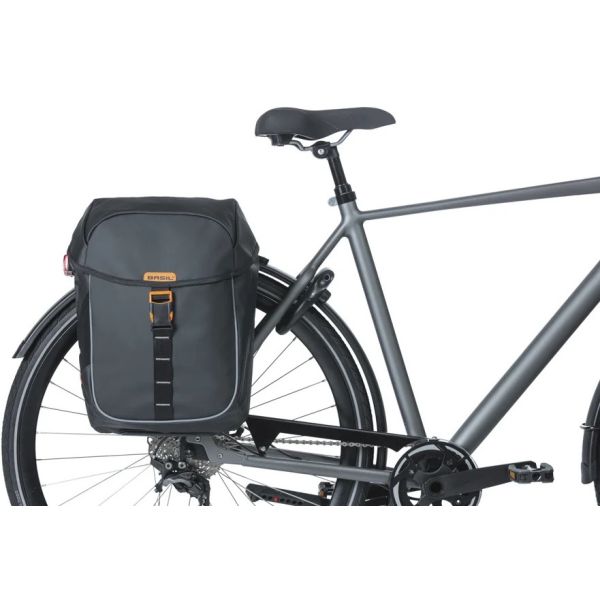 Basil dubbele fietstas miles tarpaulin mik 34 liter 13 x 25 x 37 cm - zwart oranje