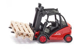 Siku 1722, linde heftruck, 1:50, metaal kunststof, rood, beweegbare vork, incl. 2 pallets - afbeelding 1