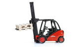 Siku 1722, linde heftruck, 1:50, metaal kunststof, rood, beweegbare vork, incl. 2 pallets - afbeelding 2