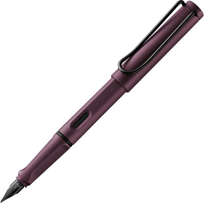 Lamy safari scarlet vulpen | ergonomische grip | gepoetste stalen penpunt m | robuuste asa-kunststof behuizing | inclusief blauwe t 10 inktpatroon | rechtshandig