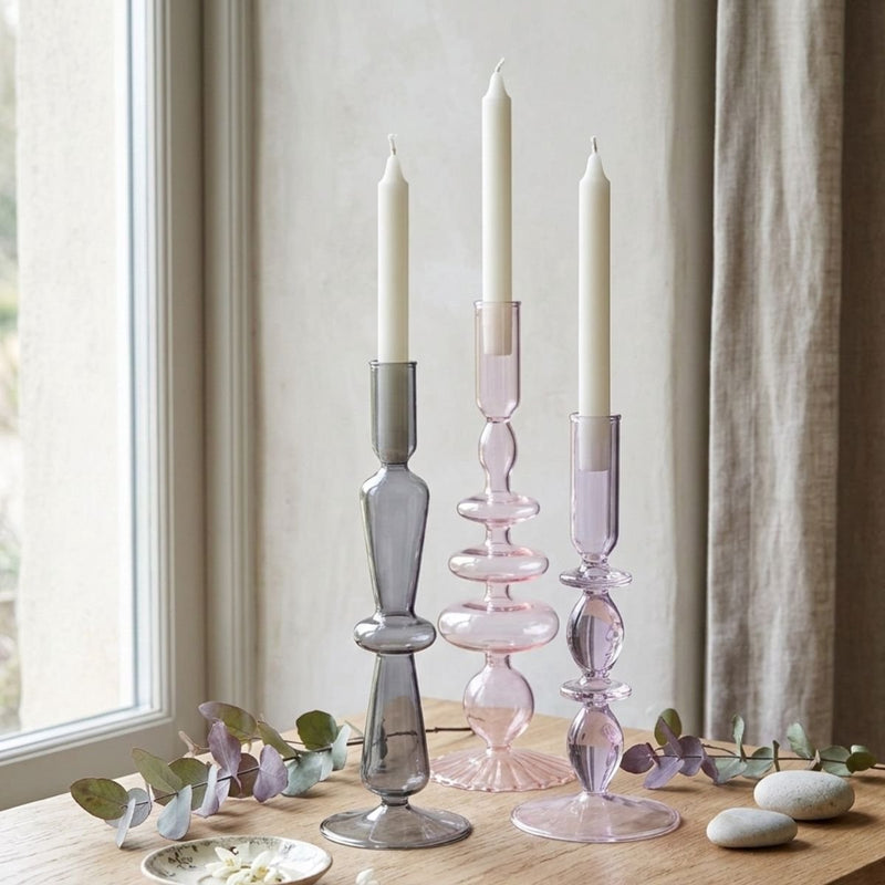 Arti casa kandelaar lang met bollen en ovalen - gemaakt van glas - uniek design met speels patroon - geschikt voor diverse kaarsen - sfeervolle woondecoratie - afmeting ø9x24 cm - kleur roze