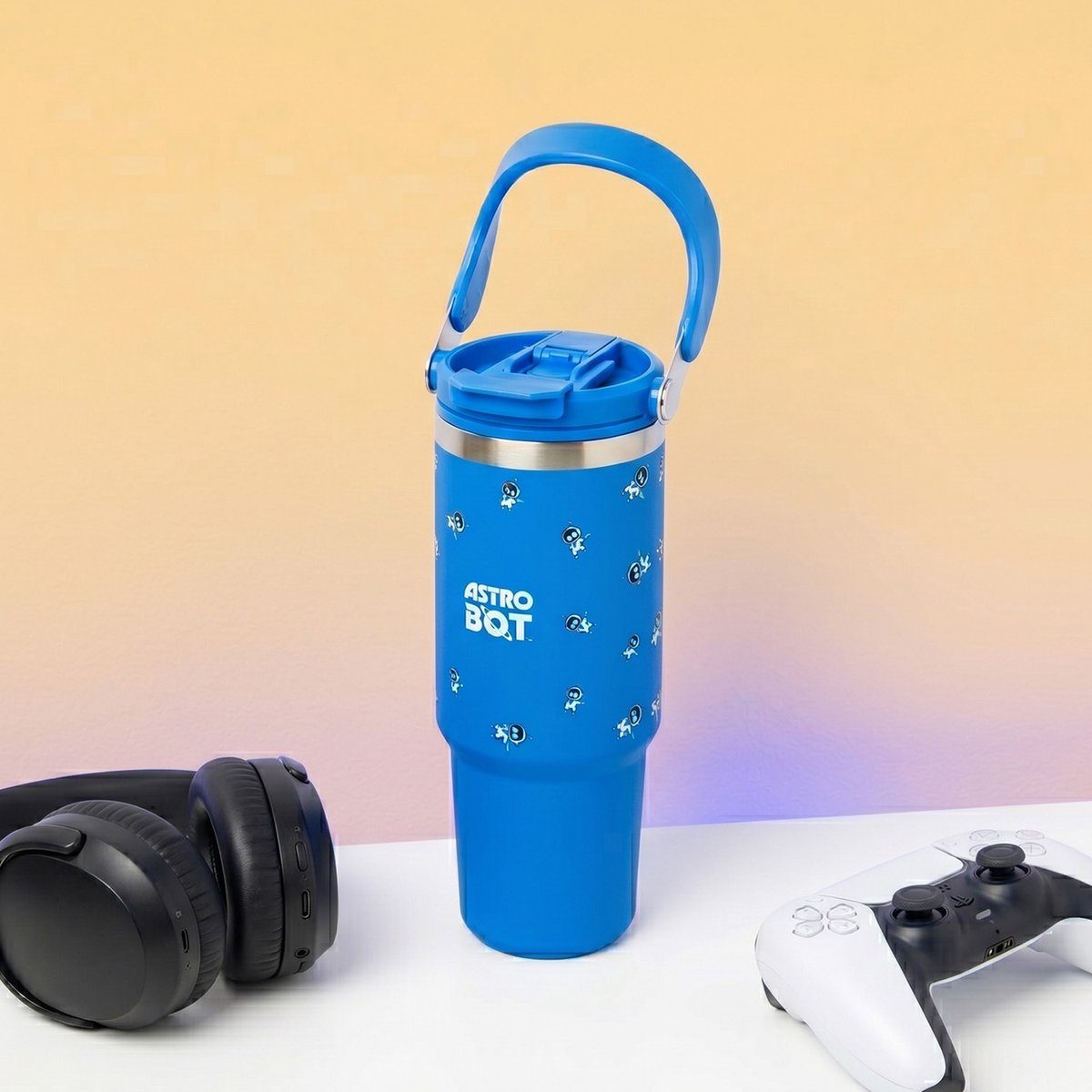 Paladone astro bot 900ml geïsoleerde tumbler met handvat en rietje, smalle basis voor autobekerhouder, officieel gelicentieerd drinkgerei -