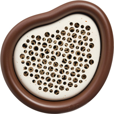Elho organic bee hotel 25cm - bijenhotel - organisch design - 100% gerecycled plastic - l27.4 x b16.8 x h25.4 cm - kastanje bruin