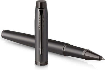 Parker im monochrome rollerballpen | zwarte inkt | gunmetal afwerking en details | fijne punt | geschenkverpakking