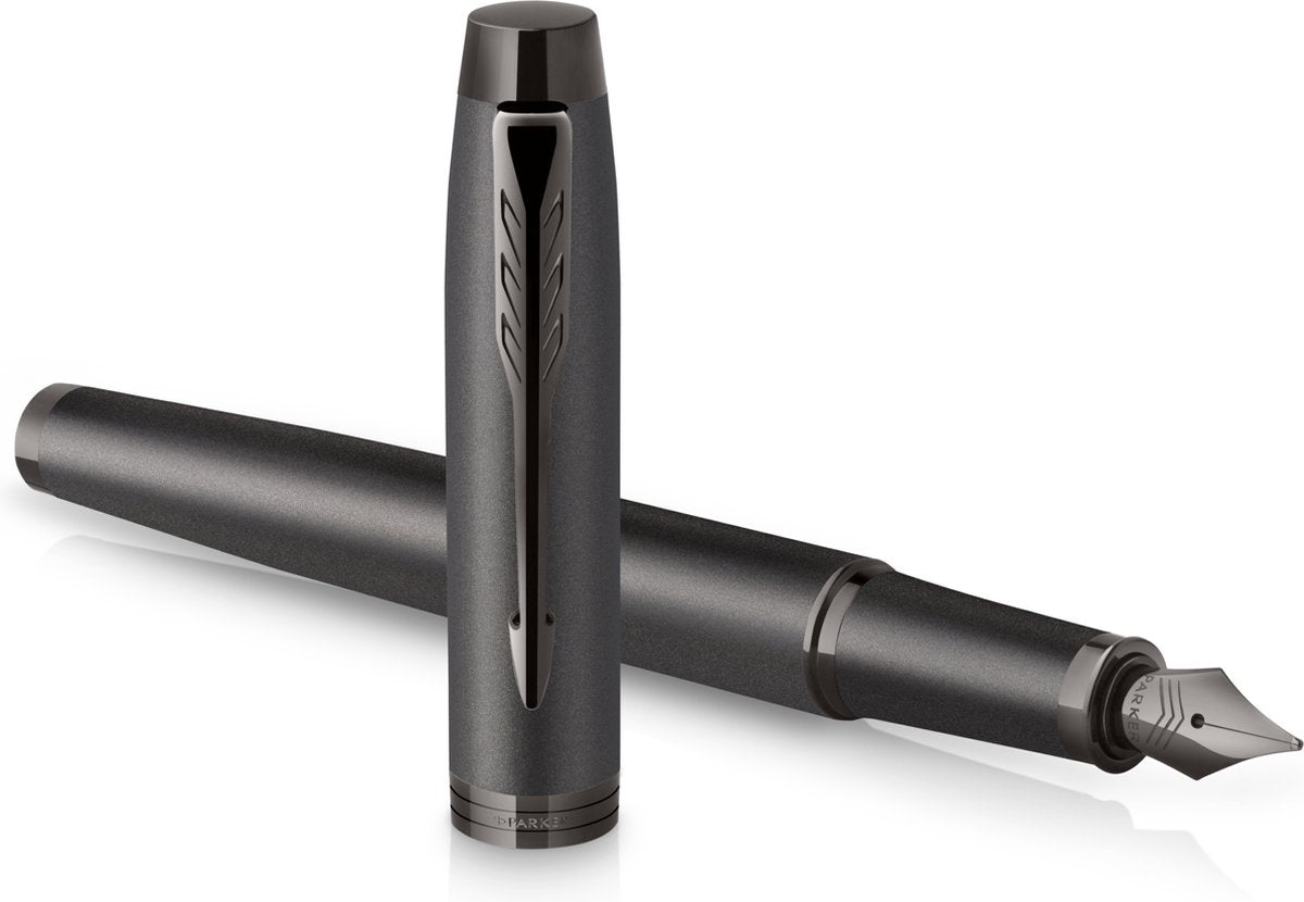 Parker im monochrome vulpen | blauwe inkt | gunmetal afwerking en details | fijne punt | geschenkverpakking