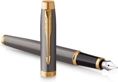 Parker im-vulpen | grijze lak met gouden details | fijne gepolijste roestvrijstalen penpunt | blauwe inkt | geschenkverpakking