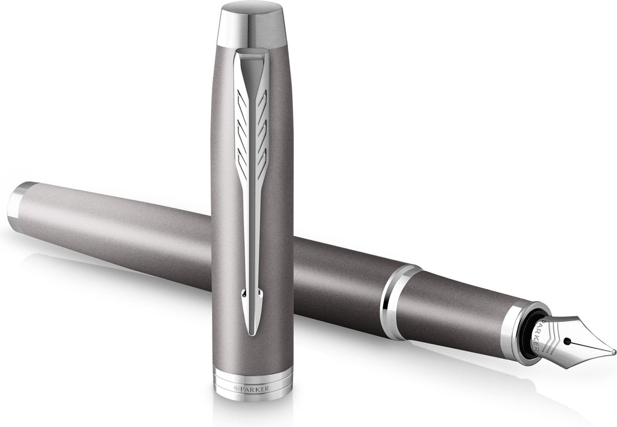 Parker im writing rituals vulpen | grijze afwerking met kleurverloop en verchroomd detail | fijne punt | blauwe inkt | met geschenkdoos