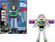 Mattel disney en pixar toy story 5 actiefiguur van 30 cm - vliegstand hi-tech editie buzz lightyear met vleugelactivering en meer dan 35 geluiden - frans editie
