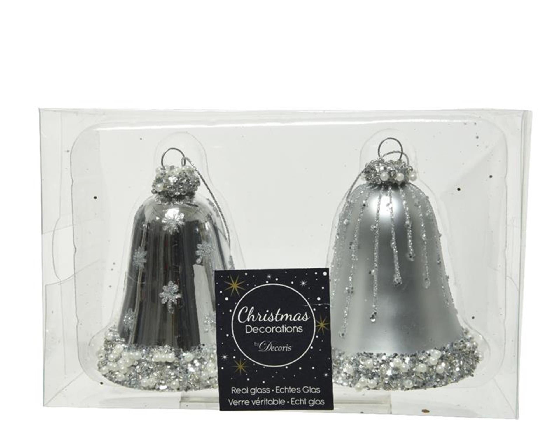 Decoris glazen kerstornamenten in vorm van gedecoreerde klokjes dia 6.5cm x 8 cm zilver