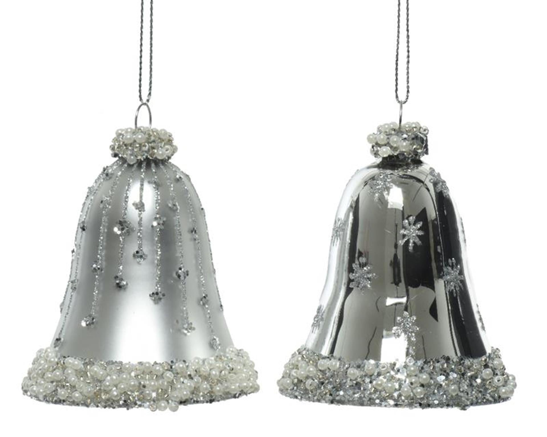 Decoris glazen kerstornamenten in vorm van gedecoreerde klokjes dia 6.5cm x 8 cm zilver
