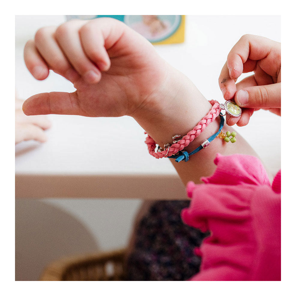 Totum pretty pony - knutselset paarden sieraden maken - bedel armbandjes maken met hoefijzer en paardenbedels - creatief speelgoed meisjes knutselset - cadeautip