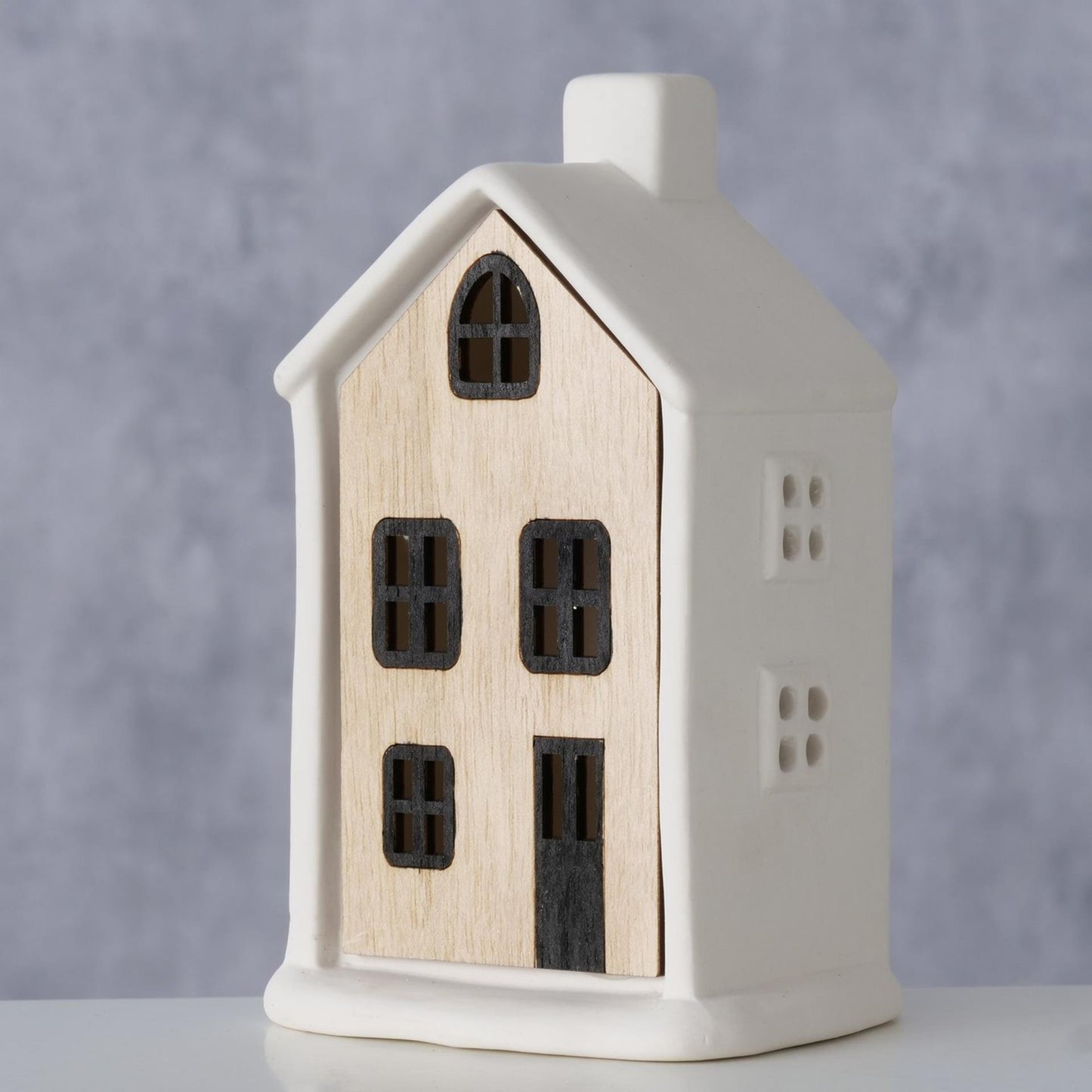 Boltze home huisje homewood porselein met hout l8cm x b5,5cm x h13cm ( inclusief lr44 batterij )