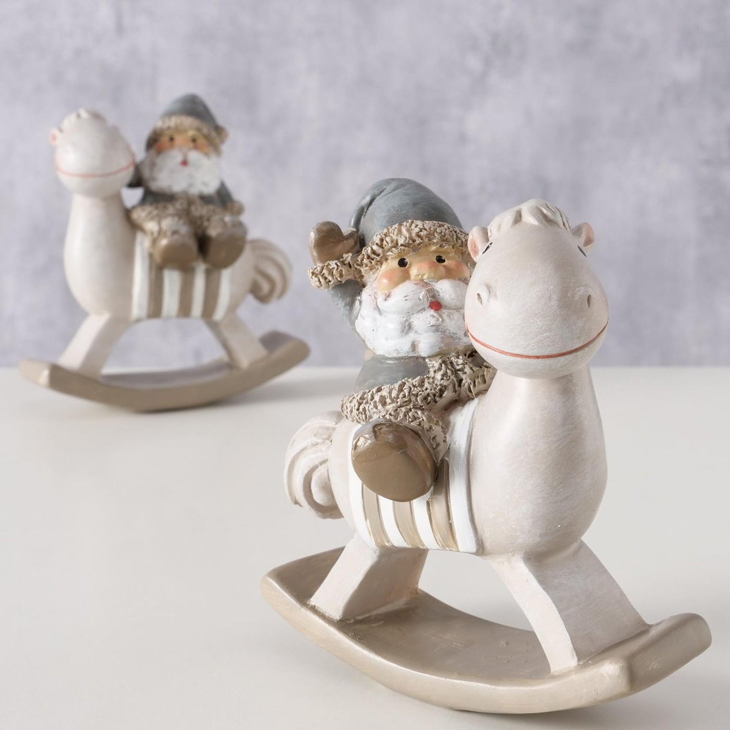Boltze home kerstman berny op schommelpaard synthetische hars h11cm