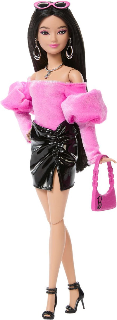 Barbie deluxe stijl - met een glanzend minirokje en zwart haar - modepop