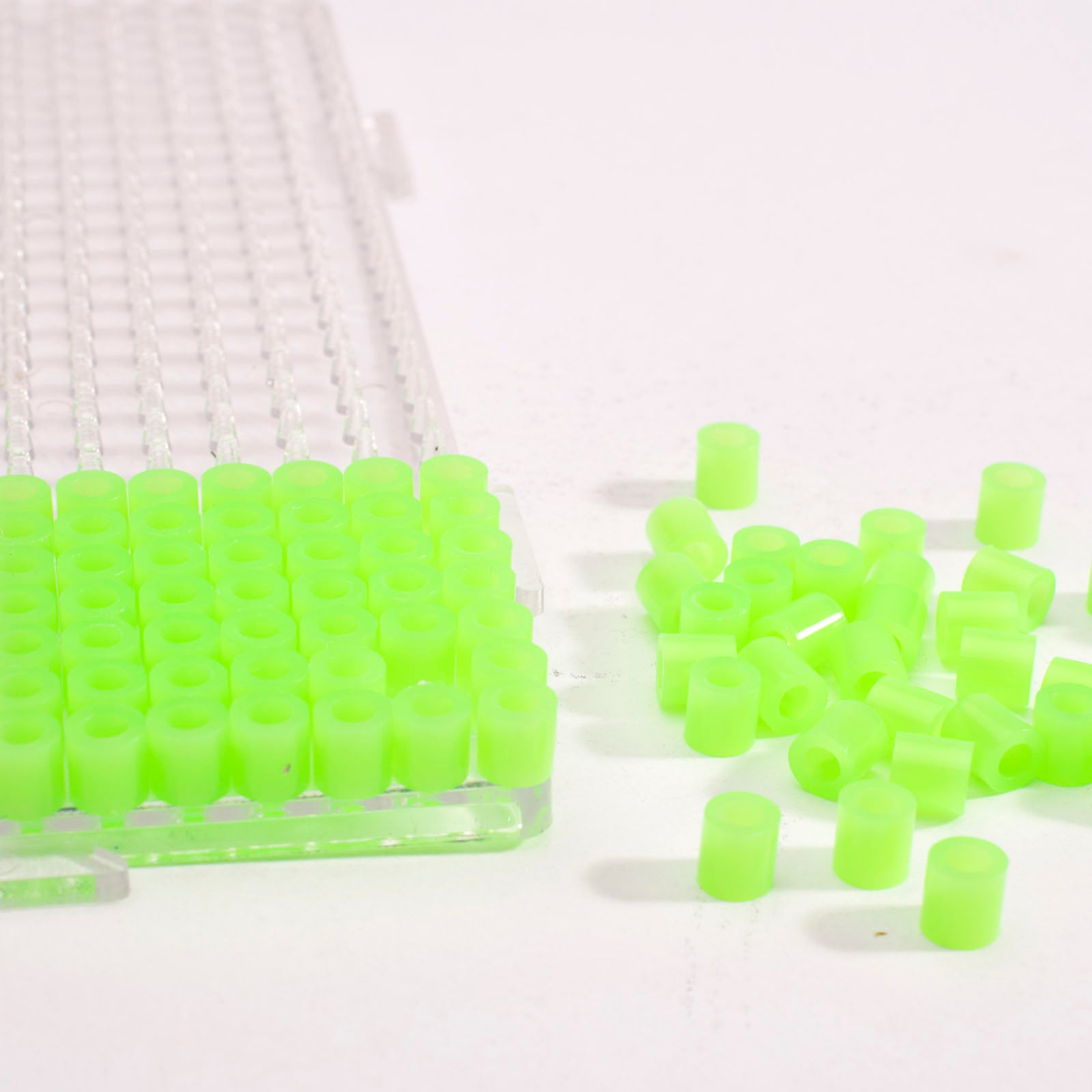 Vaessen creative • strijkkralen neon groen 1100st.