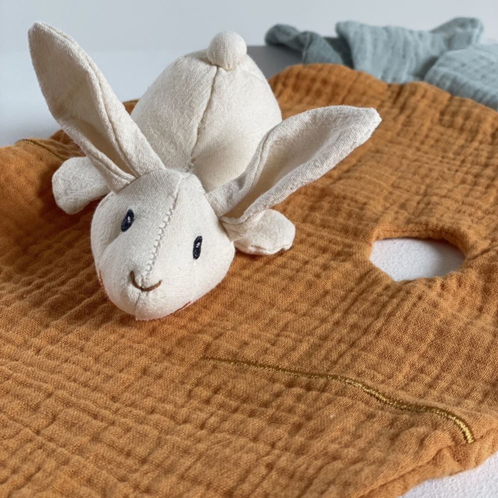 Egmont knuffeldoekje konijn. 45x20x5 cm