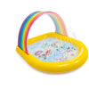 Regenboog zwembad met watersproeiers