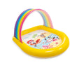 Regenboog zwembad met watersproeiers