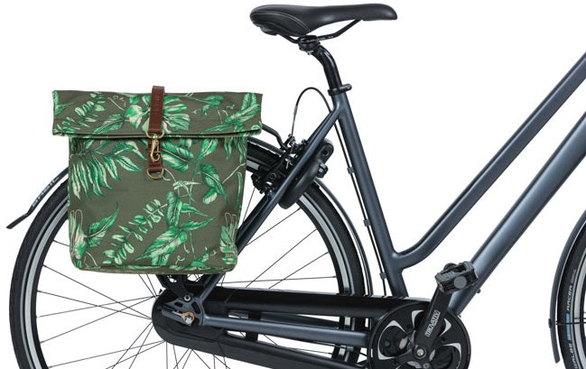 Basil Ever-Green dubbele fietstas, gerecycled PET, waterkerende vouwsluiting, vegan leather, 28-32L, thyme groen