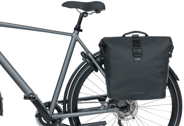 Basil SoHo dubbele fietstas Nordlicht - waterdicht, PU, rolltopsluiting, geschikt voor MIK, 41 ltr, night zwart