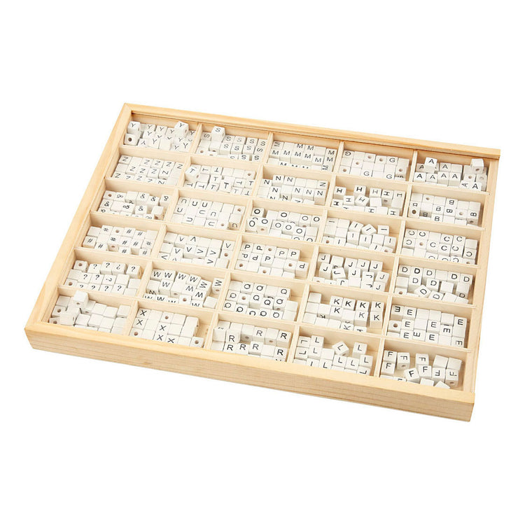 Creativ company http: www.cchobby.nl letterkralen-a-z-en-blanco-afm-8x8-mm-gatgrootte-3-mm-wit-750-div-1-doos