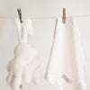 Snuggle bunny wit met witte oren. 26 cm