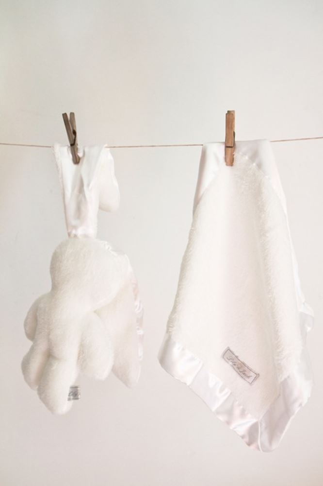 Snuggle bunny wit met witte oren. 26 cm