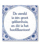 Paperdreams tegel delfts blauw- de wereld is een groot gekkenhuis