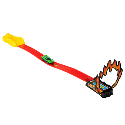 Auto lanceerset met schans en vuurring