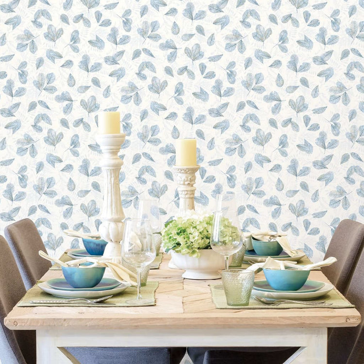 Noordwand behang evergreen leaves wit en blauw