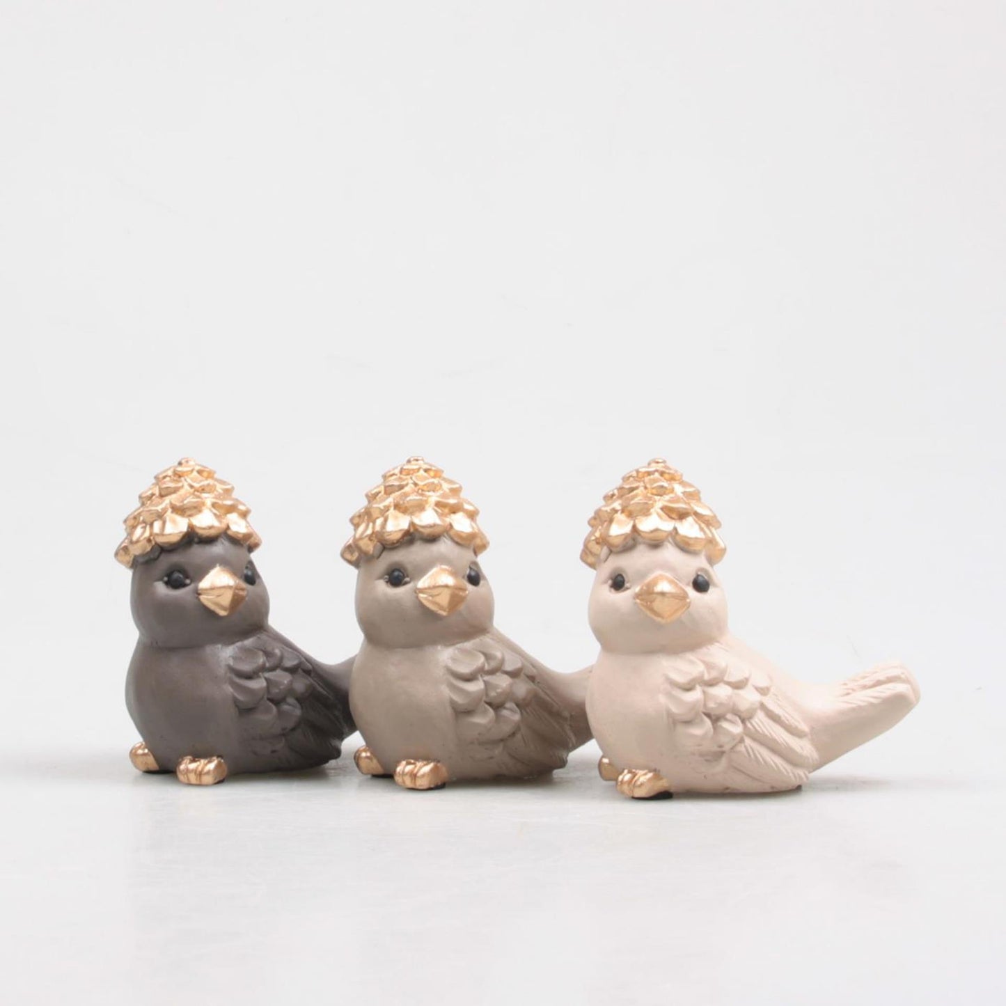 Season inspired decoration vogel met dennenappel 10x6,5x10cm 3 assorti