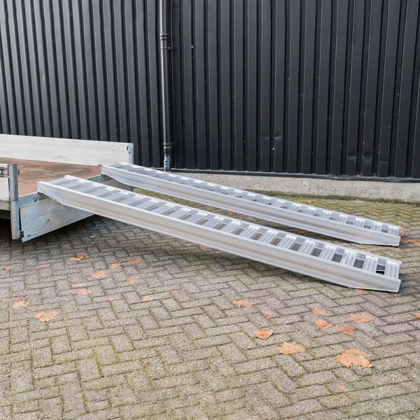 Oprijplank stuk 300 cm 2500kg.