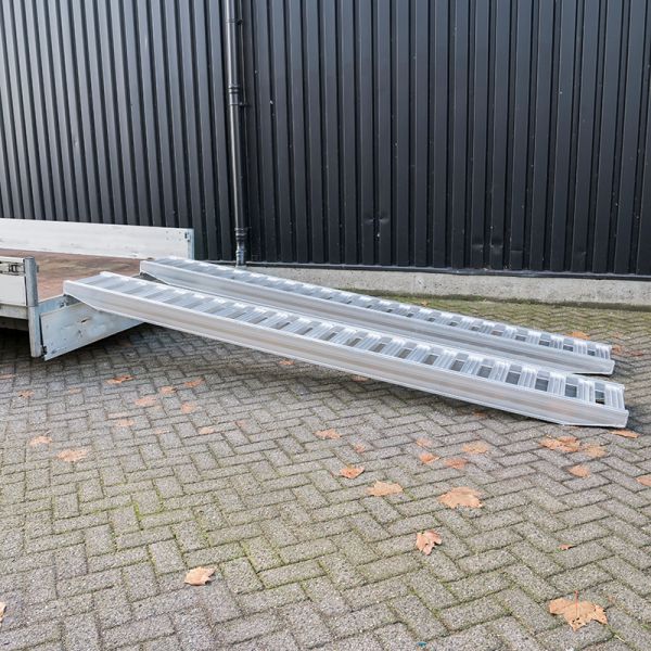 Oprijplank stuk 350 cm 2500kg.