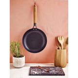 Beka mandala pan non-stick - ø 28 cm – unieke patroon - 100% pfas-vrije antiaanbaklaag - geschikt voor inductie bbq - 100% gerecycled geperst ijzer – keramische antikleef -houten steel met ophanggat - afbeelding 2