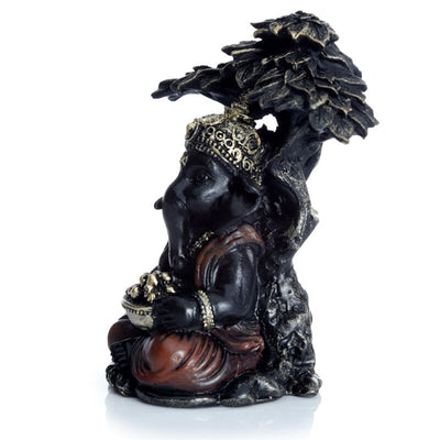 Zwart goud ganesh zittend onder boom