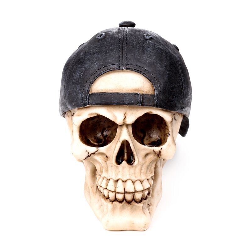 Schedel met basebal cap achterstevoren