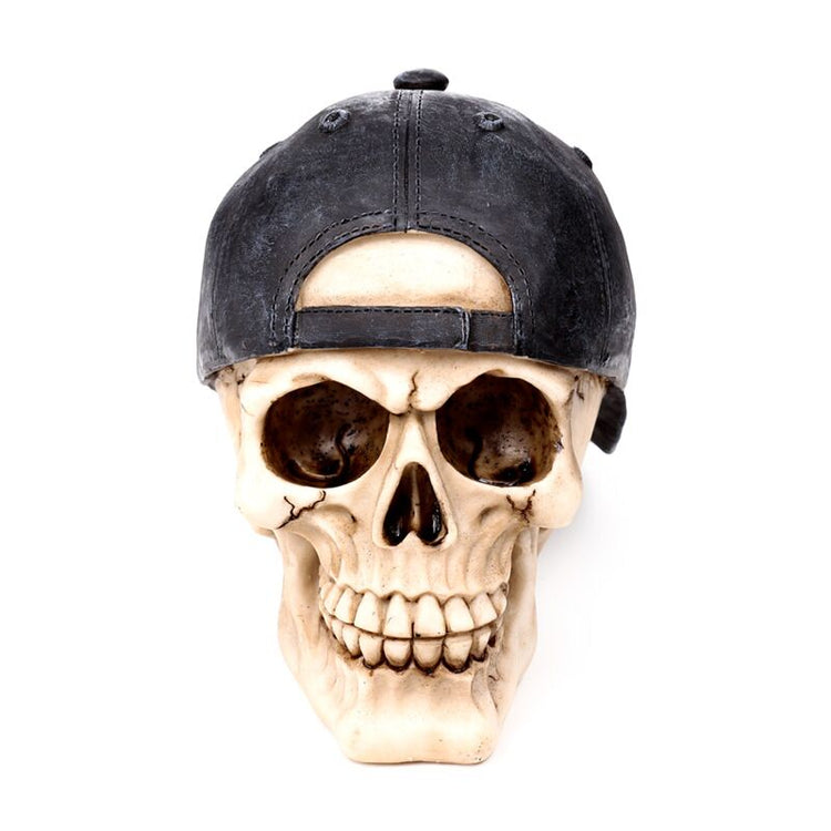 Schedel met basebal cap achterstevoren