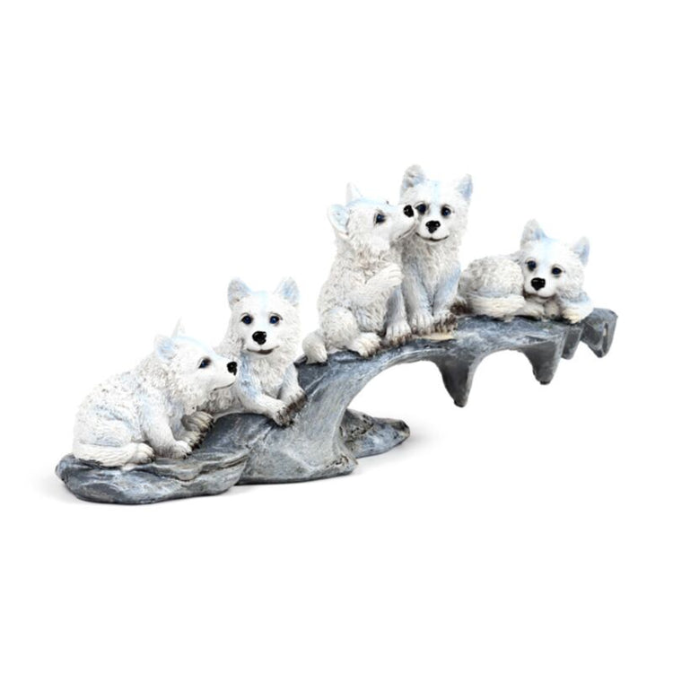 Wolf puppies spelen op rots