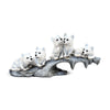 Wolf puppies spelen op rots