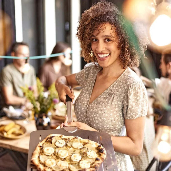 Cozze Pizzaschep met gaatjes Aluminium 66 cm zilver zwart