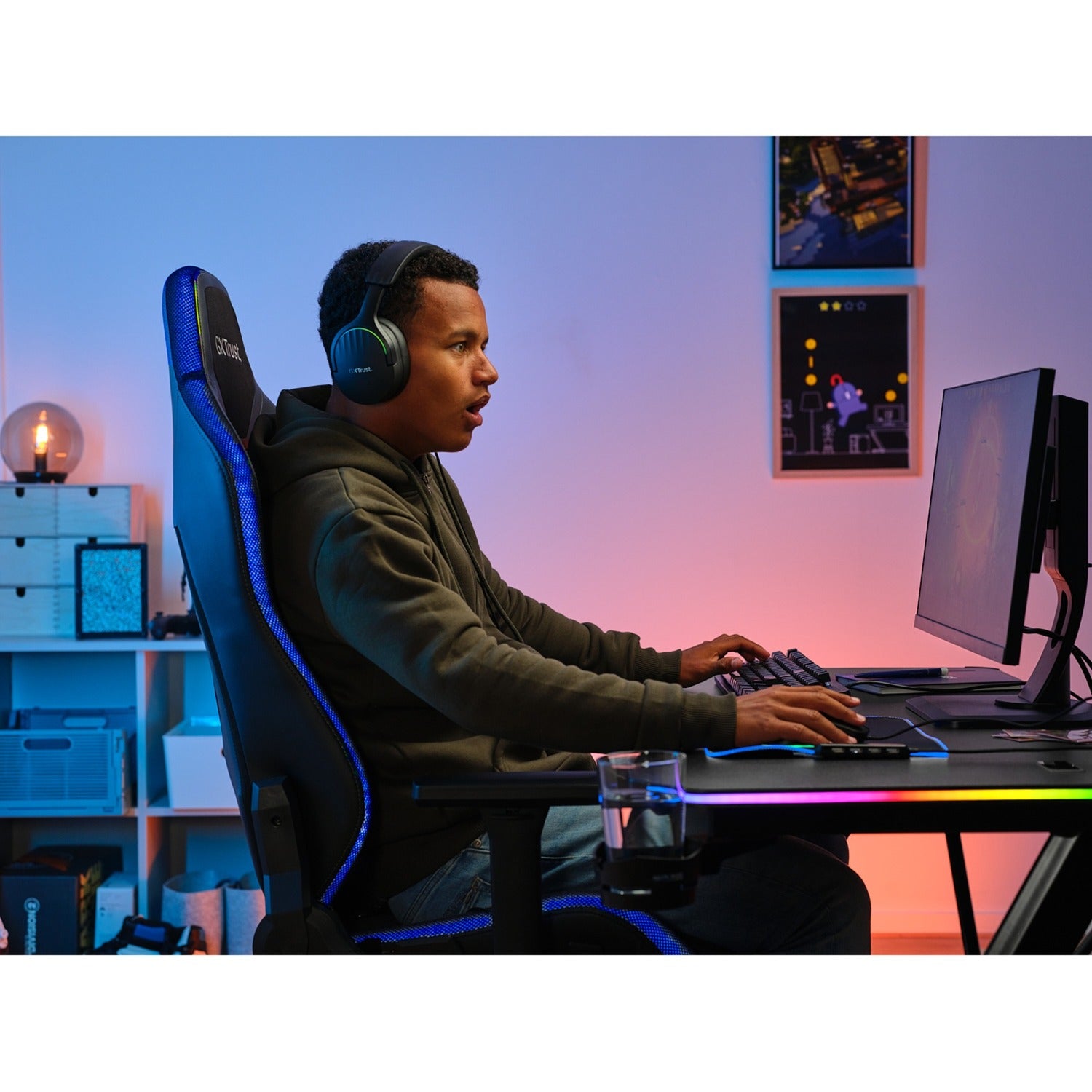 Trust gxt 709 luminus rgb-gamingbureau gaming desk (zwart)
